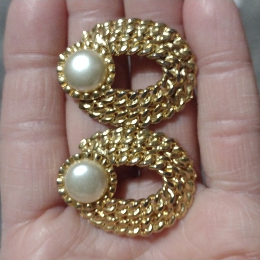 VINTAGE 80s DOOR KNOCKER LOOP GOLD-TONE FAUX IVORY PEARL POST DROP 1.3" EARRINGS - Picture 1 of 8